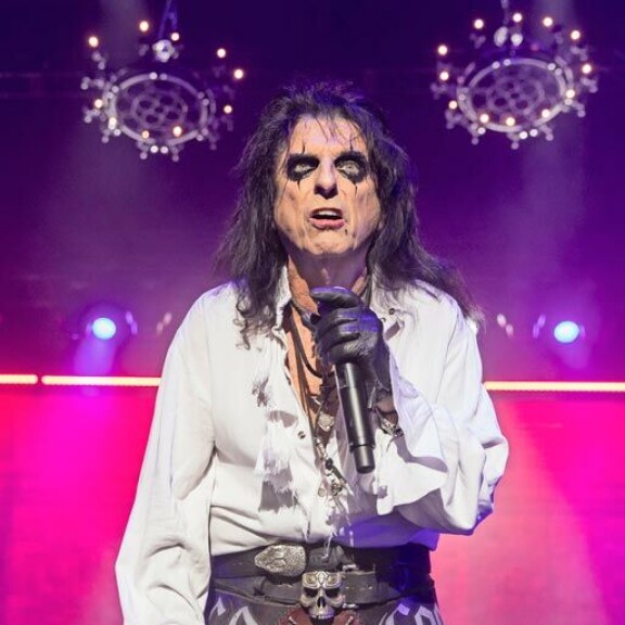 Jared Leto sai irtonaisen korvan, Ed Sheeran löysi kakusta ällöttävän yllätyksen – fanit antavat supertähdille mitä oudoimpia lahjoja! Alice Cooper