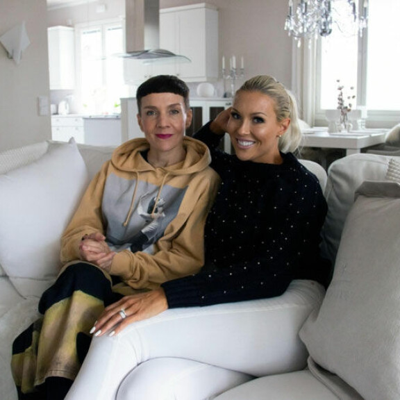 Maria Veitola istumassa Maisa Torpan kanssa kohukaunottaren kotisohvalla Nurmijärvellä. Kuva: MTV3 Maria veitola ja maisa torppa