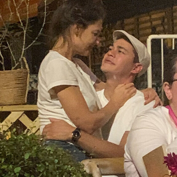 Katie Holmes ja Emilio Vitolo Junior kuhertelivat avoimesti ravintolan terassilla. Katie Holmes ja Emilio