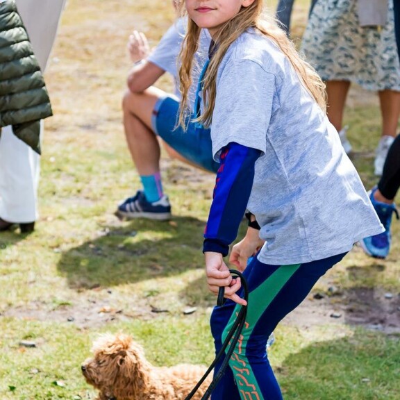 Äitinsä näköinen prinsessa Estelle nautti saadessaan leikkiä Rio-koiran kanssa. Estelle on luonteeltaan villi ja itsevarma. Äitinsä näköinen prinsessa Estelle nautti saadessaan leikkiä Rio-koiran kanssa. Estelle on luonteeltaan villi ja itsevarma.