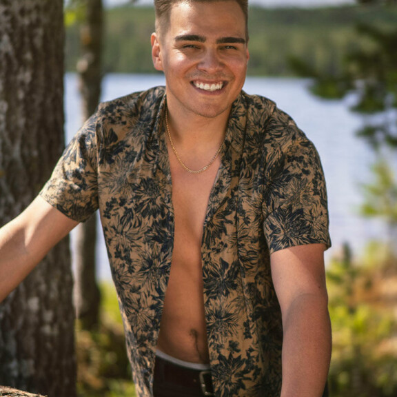 - Oon Joni ja tällä oon hetkellä pohjoisen tummin ori. Joni