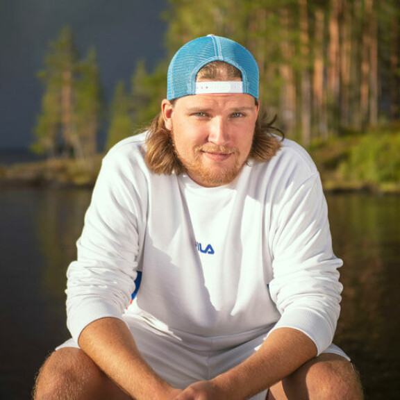 - Olen tämän keittolaivan kapteeni. Minulla on jo miehistö, mutta tarvitsemme vielä mahtavan peräsimen ja pulleat purjeet, jotta voisimme löytää rakkauden satamaan, Jope sanoo. jope