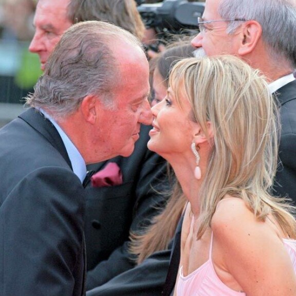 Juan Carlos asui avoimesti rakastajattarensa Corinnan kanssa, mutta espanjalaismedia ei halunnut tai pystynyt kertomaan asiasta. Juan Carlos asui avoimesti rakastajattarensa Corinnan kanssa, mutta espanjalaismedia ei halunnut tai pystynyt kertomaan asiasta.