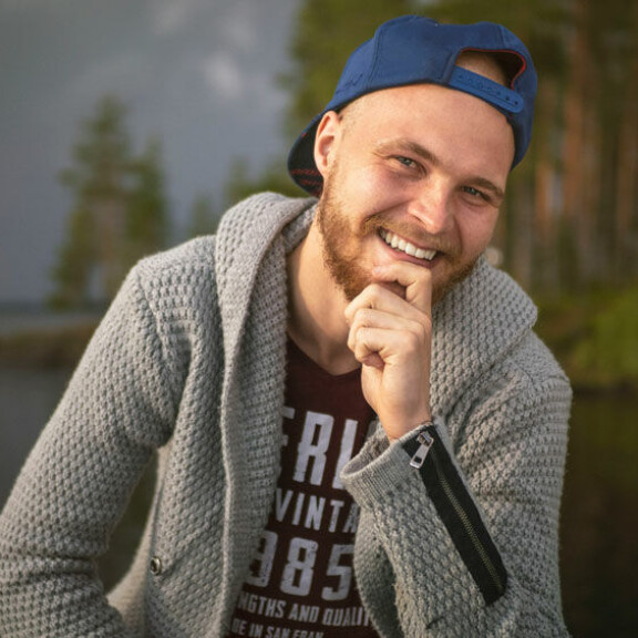 - Mä oon ehkä tän porukan kookkain ja ehkä myöskin puheliain, mut välillä se meno on ollut niinkin kovaa, että mulla on hiukset tippunut päästä, Markus sanoo. Markus