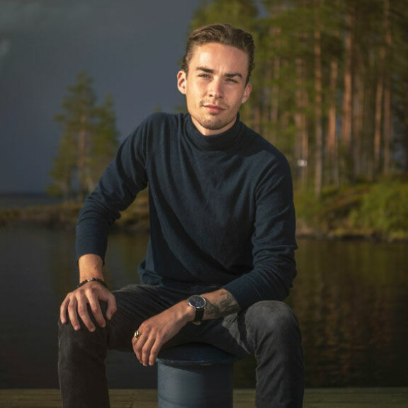 - Mulla on kolme tärkeetä P:tä mun elämässä: pallo, pullo ja kolmannen te varmaan tiedättekin. Mulla jäi pallo himaan, mut eiköhän me noilla kahdella muullakin pärjätä. pyry