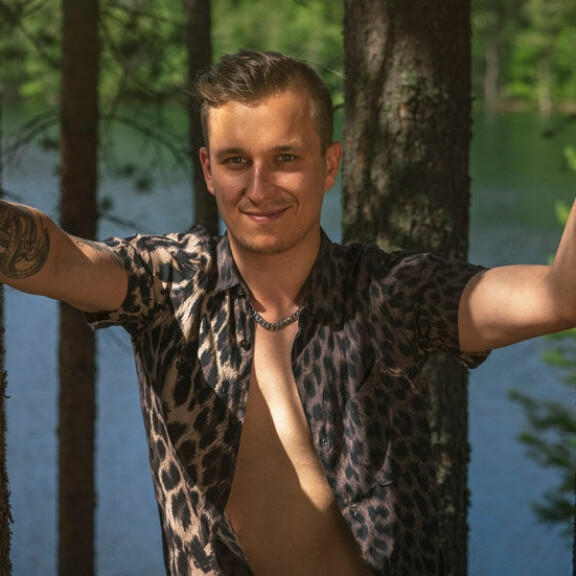 - Tää paikka on tosi kaunis, niin ootte myös tekin. Pidetään ikimuistoinen reissu, Väinö kannustaa. Väinö