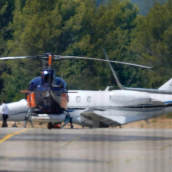 Oho, Brad Pitt, 56, iski kaikessa hiljaisuudessa 27-vuotiaan saksalaismallin! Lensi kauniin Nicolen kanssa lemmenlomalle - kuvat! brad pitt yksityiskone