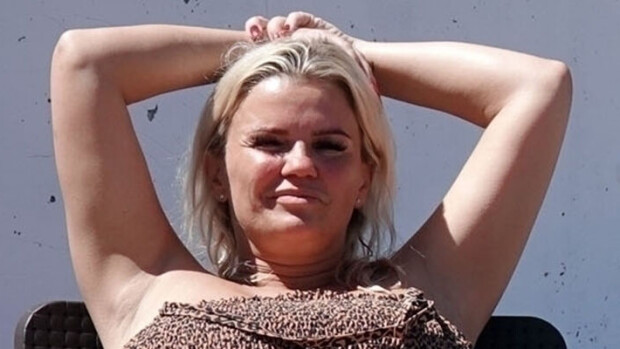 Tästä ei tarvitse maksaa! Aikuisviihteeseen lähtenyt tyttöbändin kaunotar Kerry Katona rinnat paljaana uima-altaalla - sensuroimattomat paparazzikuvat! Kerry Katona