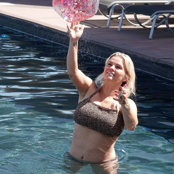 Tästä ei tarvitse maksaa! Aikuisviihteeseen lähtenyt tyttöbändin kaunotar Kerry Katona rinnat paljaana uima-altaalla - sensuroimattomat paparazzikuvat! Kerry Katona