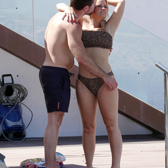Tästä ei tarvitse maksaa! Aikuisviihteeseen lähtenyt tyttöbändin kaunotar Kerry Katona rinnat paljaana uima-altaalla - sensuroimattomat paparazzikuvat! Kerry Katona