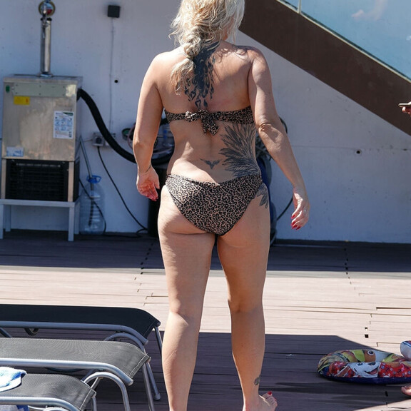 Tästä ei tarvitse maksaa! Aikuisviihteeseen lähtenyt tyttöbändin kaunotar Kerry Katona rinnat paljaana uima-altaalla - sensuroimattomat paparazzikuvat! Kerry Katona
