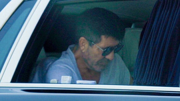 Ensimmäiset kuvat Simon Cowellista selän murtaneen vakavan onnettomuuden jälkeen: istui autossa hauraana ja vakavana - ajaa jatkossa kolmipyöräisellä! Simon Cowell