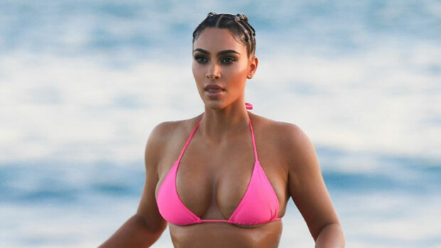 Seksivau! Oletko miettinyt, miltä Kim Kardashian, 39, näyttää nykyään aivan pikkuisissa bikineissä? Tuoreet kuvat Kimistä puolialastomana ovat veret seisauttavaa katseltavaa! Kim Kardashian West