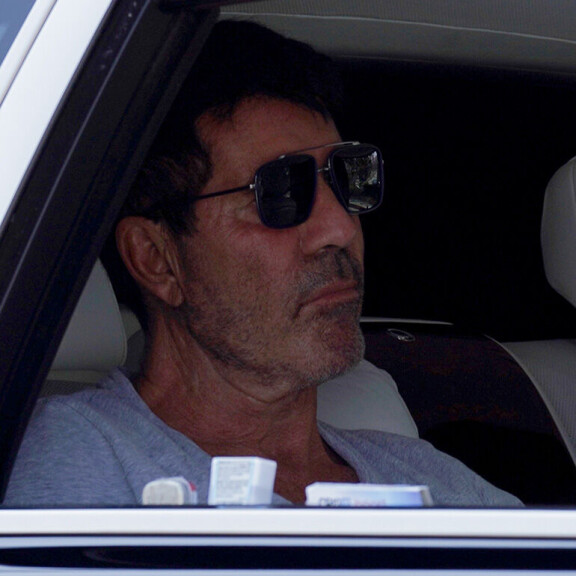 Ensimmäiset kuvat Simon Cowellista selän murtaneen vakavan onnettomuuden jälkeen: istui autossa hauraana ja vakavana - ajaa jatkossa kolmipyöräisellä! Simon Cowell