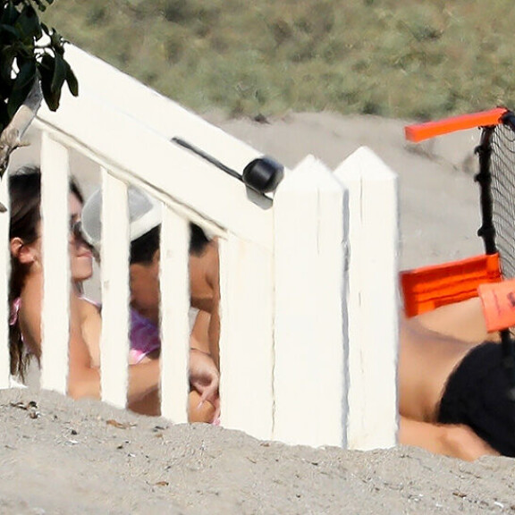 Kendall Jennerin intiimi sessio rannalla tallentui paparazzin kameraan! NBA-tähti Devin Booker puuhaili jalkovälissä ja rintavaossa - paljonpuhuvat kuvat! Kendall Jenner ja Devin Booker