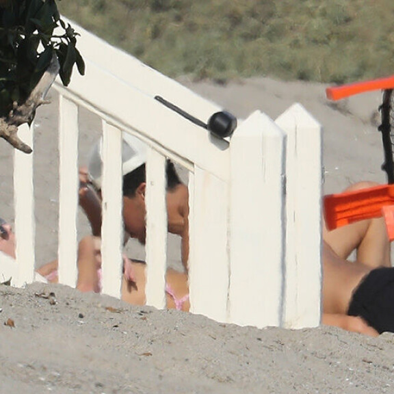 Kendall Jennerin intiimi sessio rannalla tallentui paparazzin kameraan! NBA-tähti Devin Booker puuhaili jalkovälissä ja rintavaossa - paljonpuhuvat kuvat! Kendall Jenner ja Devin Booker