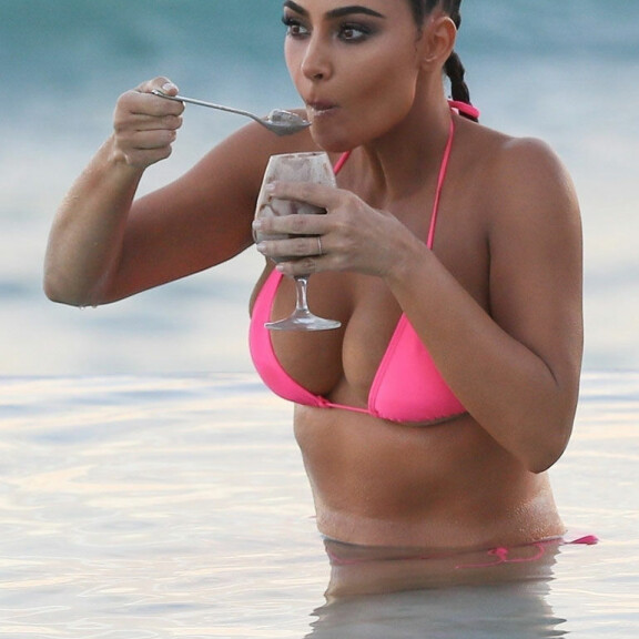 Kimille maistui kuvauksissa pieni välipalaherkku. Kim Kardashian West bikineissä