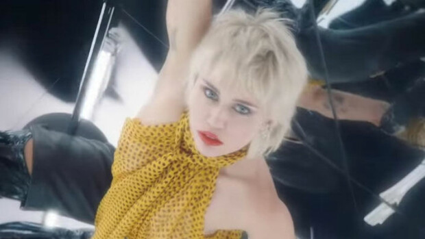 Miley Cyrus valehteli vuosia neitsyytensä menettämisestä, myönsi asian ex-miehelleen vasta ennen naimisiinmenoa - katso tuoreen musiikkivideon rohkeat alastonkuvat! Miley Cyrys