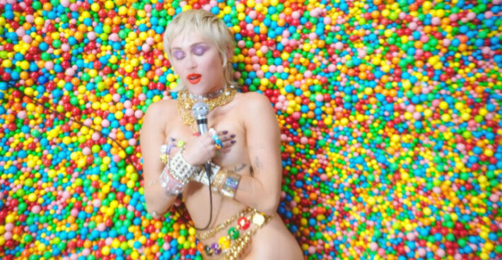 Miley Cyrus valehteli vuosia neitsyytensä menettämisestä, myönsi asian ex-miehelleen vasta ennen naimisiinmenoa - katso tuoreen musiikkivideon rohkeat alastonkuvat! Miley cyrus musavideo