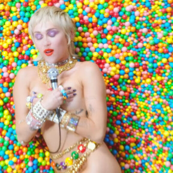 Miley Cyrus valehteli vuosia neitsyytensä menettämisestä, myönsi asian ex-miehelleen vasta ennen naimisiinmenoa - katso tuoreen musiikkivideon rohkeat alastonkuvat! Miley cyrus musavideo