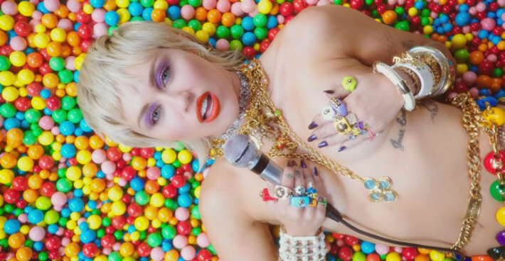 Miley Cyrus valehteli vuosia neitsyytensä menettämisestä, myönsi asian ex-miehelleen vasta ennen naimisiinmenoa - katso tuoreen musiikkivideon rohkeat alastonkuvat! Miley Cyrus musavideo 2