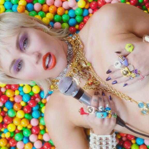 Miley Cyrus valehteli vuosia neitsyytensä menettämisestä, myönsi asian ex-miehelleen vasta ennen naimisiinmenoa - katso tuoreen musiikkivideon rohkeat alastonkuvat! Miley Cyrus musavideo 2