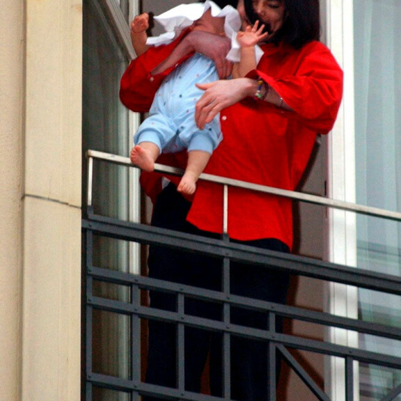 Tämä tapahtuma synnytti valtavan kohun. Michael Jackson ja Blanket Jackson Berliinissä 2002. michael Jackson ja Blanket Jackson 2002
