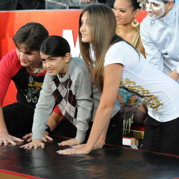 Michael Jr (vas.), Prince Michael ja Paris Jackson vuonna 2012 Hollywoodin Walk of Fame -kadulla. Michale Jr, Paris ja Prince Michael 'Blanket' Jackson