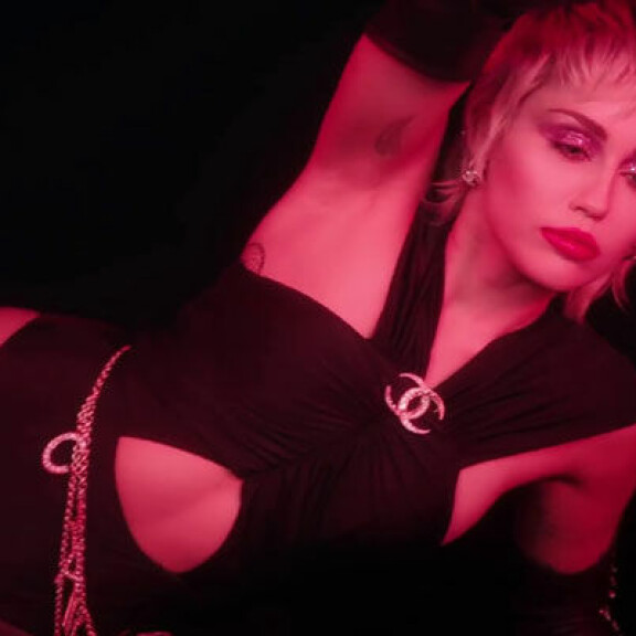 Miley Cyrus valehteli vuosia neitsyytensä menettämisestä, myönsi asian ex-miehelleen vasta ennen naimisiinmenoa - katso tuoreen musiikkivideon rohkeat alastonkuvat! Miley cyrus musavideo 4