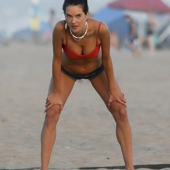 Tämän kuumempia rantalentiskuvia et löydä! Huippumalli Alessandra Ambrosio ja seksipommiystävät kyykkivät stringeissä estoitta - katso! Alessandra Ambrosio