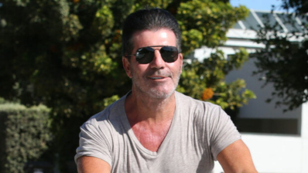 Simon Cowellin selkä murtui karmeassa sähköpyöräonnettomuudessa: kuvattiin pyöränsä selässä ennen tärskyä, yksi asia kiinnittää huomion - katso! simon cowell