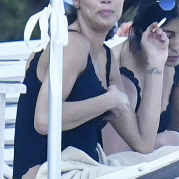 Nyt on vilauttelijoita kerrakseen! Boris Beckerin Anna-tytär esitteli peppuaan, ex-vaimo Lilly paistatteli rinnat paljaana - paparazzikuvat! Lilly becker italiassa