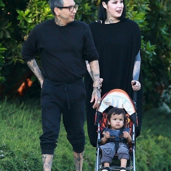 Kar Von D kävelyllä aviomiehensä Rafael Reyesin ja heidän rattaissa olevan poikalapsen kanssa. Kat von d perheineen