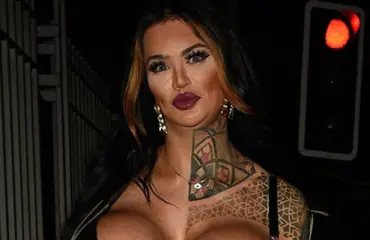 Britannian suurimmat rinnat lähtivät yöelämään: glamourmalli Nicki Rosen 34NN:n hervoton överipovi ei mahtunut edes megarintaliiveihin - paparazzikuvat!