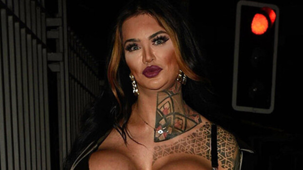 Britannian suurimmat rinnat lähtivät yöelämään: glamourmalli Nicki Rosen 34NN:n hervoton överipovi ei mahtunut edes megarintaliiveihin - paparazzikuvat! Nicki Valentina Rose
