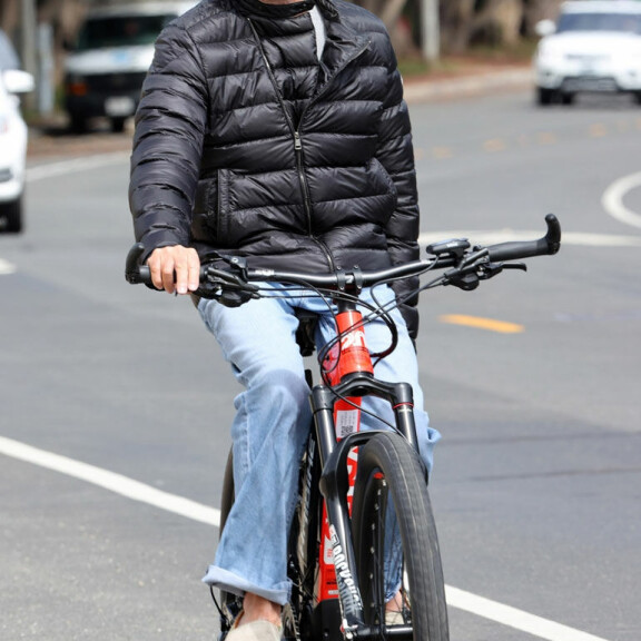 Simon Cowellin selkä murtui karmeassa sähköpyöräonnettomuudessa: kuvattiin pyöränsä selässä ennen tärskyä, yksi asia kiinnittää huomion - katso! simon cowell pyöräilee