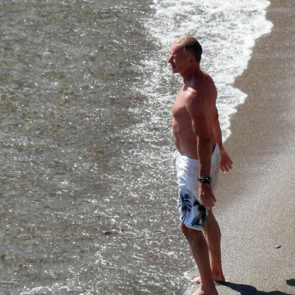 Mikä on miehen salaisuus? Laulajakomistus Sting rautaisessa kunnossa – katso kuumat kuvat rantaleijonasta! Sting rannalla