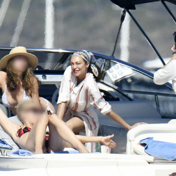 Nyt on vilauttelijoita kerrakseen! Boris Beckerin Anna-tytär esitteli peppuaan, ex-vaimo Lilly paistatteli rinnat paljaana - paparazzikuvat! Lilly becker italiassa 2