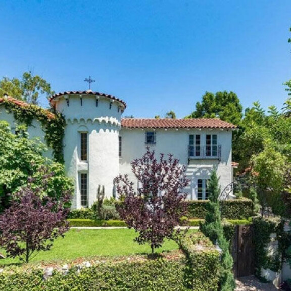 Tosi-tv:stä tuttu tatuointitaitelijia Kat Von D myy lukaaliaan – pyytää 2,8 miljoonaa kookkaasta kämpästään: katso video! Kat von d kämppä 1