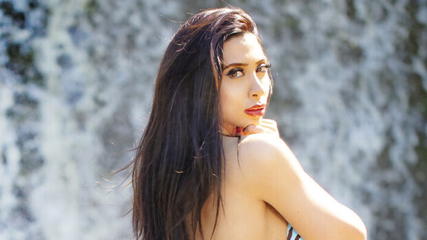 Rintava malli Asal Bargh seksikkäissä bikinikuvauksissa Tallinnan vesiputoksilla – viettelevät kuvat! Asal Bargh