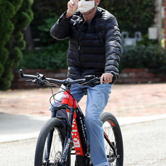 Simon Cowellin selkä murtui karmeassa sähköpyöräonnettomuudessa: kuvattiin pyöränsä selässä ennen tärskyä, yksi asia kiinnittää huomion - katso! simon cowell pyöräilee 2