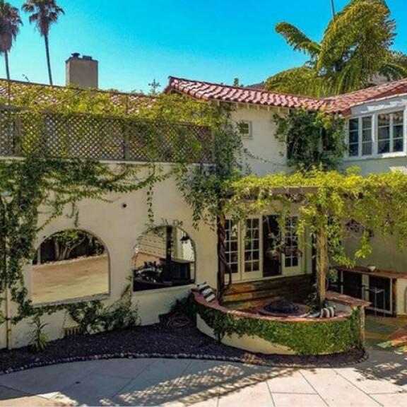 Tosi-tv:stä tuttu tatuointitaitelijia Kat Von D myy lukaaliaan – pyytää 2,8 miljoonaa kookkaasta kämpästään: katso video! Kat von d kämppä 2