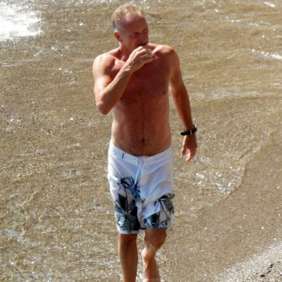 Mikä on miehen salaisuus? Laulajakomistus Sting rautaisessa kunnossa – katso kuumat kuvat rantaleijonasta! Sting rannalla 2