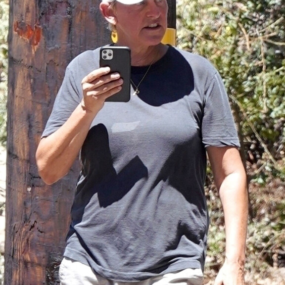 Ellen puhui puhelimessa kävelyn aikana. Ellen DeGeneres