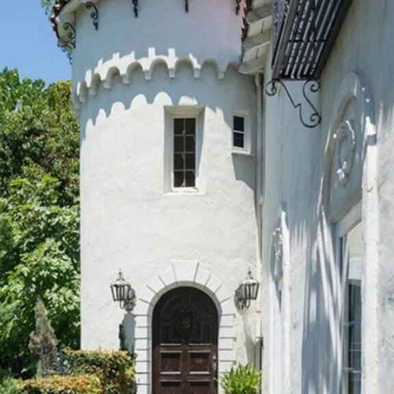 Tosi-tv:stä tuttu tatuointitaitelijia Kat Von D myy lukaaliaan – pyytää 2,8 miljoonaa kookkaasta kämpästään: katso video! Kat von d kämppä 3