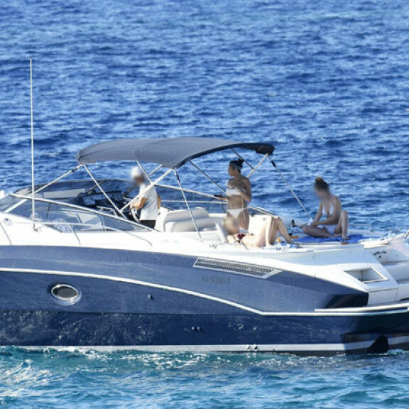 Nyt on vilauttelijoita kerrakseen! Boris Beckerin Anna-tytär esitteli peppuaan, ex-vaimo Lilly paistatteli rinnat paljaana - paparazzikuvat! Lilly becker italiassa 4