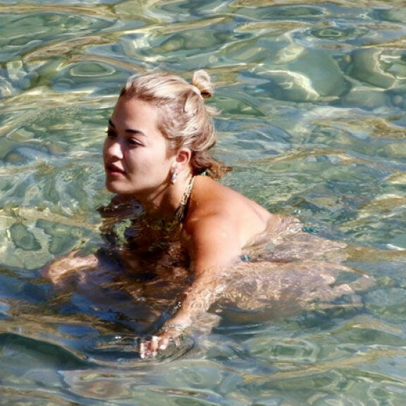 Laulajakaunotar Rita Ora juhli ökyjahdilla uuden kullan kanssa: bikinibileet Espanjan auringon alla - kuvat! rita rannalla