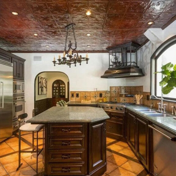 Tosi-tv:stä tuttu tatuointitaitelijia Kat Von D myy lukaaliaan – pyytää 2,8 miljoonaa kookkaasta kämpästään: katso video! kat von d kämppä 8