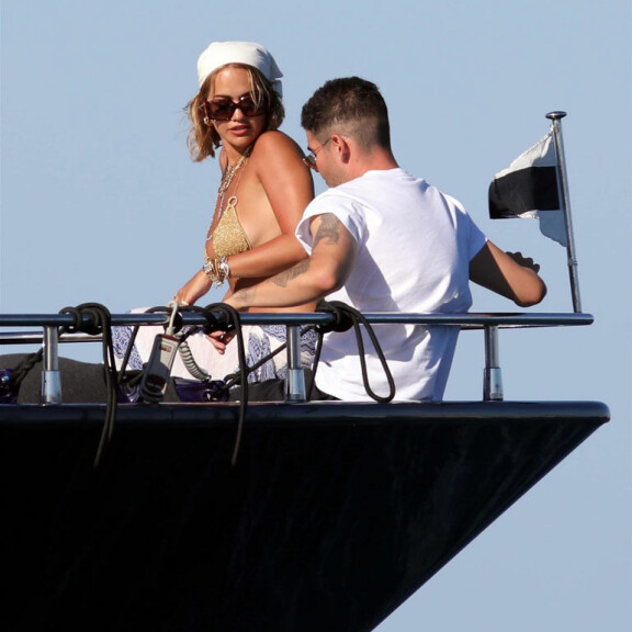 Rita löysi itselleen mukavan istumapaikan miehen sylistä. Rita ora j