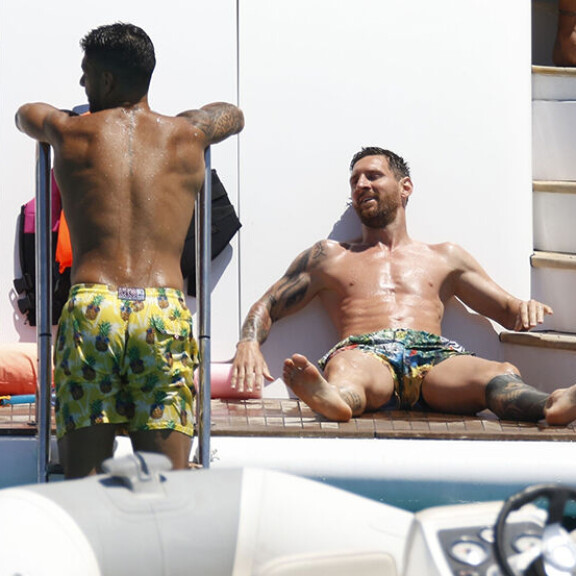 Vapise Ronaldo! Paidattomana superkuuma Lionel Messi futisfrendeineen ja vaimoineen näyttää, mikä on kuuminta HOTTIA - paparazzikuvat! Lionel Messi Luis Suárez